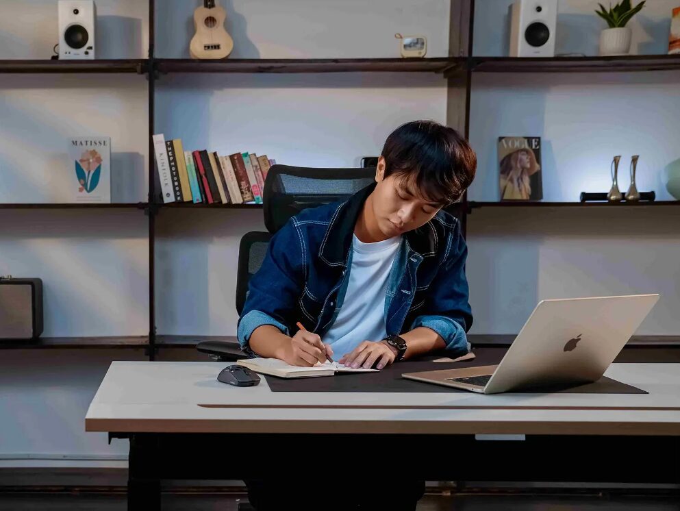 Ứng dụng nguyên tắc công thái học trong setup góc làm việc hiệu quả Ứng dụng nguyên tắc công thái học trong setup góc làm việc hiệu quả
