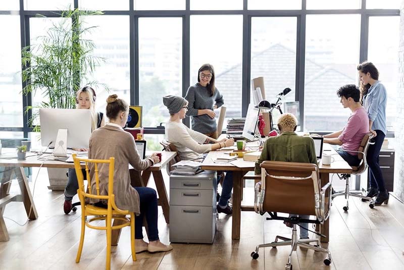 Nội thất văn phòng là gì? Vai trò của bàn ghế và không gian làm việc đối với doanh nghiệp hiện đại